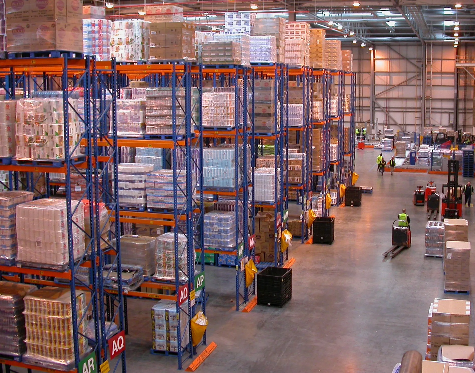 Parcel distribution centre with racked shipments